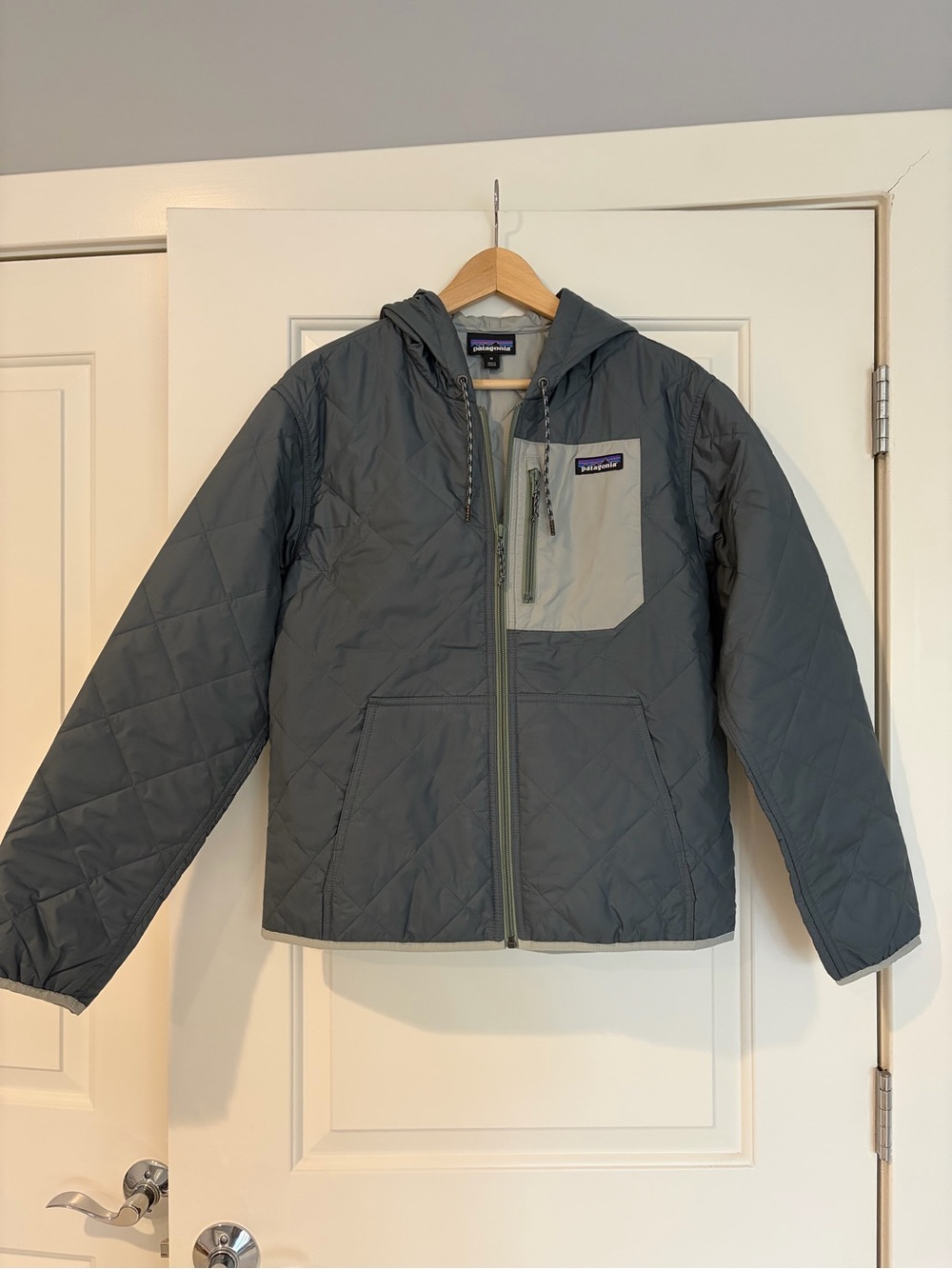 Patagonia Women's Diamond Quilted Bomber Hoody Nouveau Green Medium